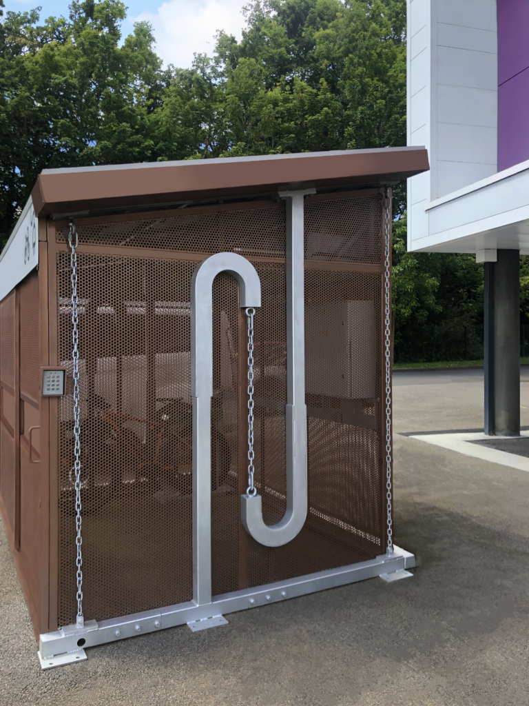 station de recharge pour mobilité douce équipée de panneaux photovotaïque