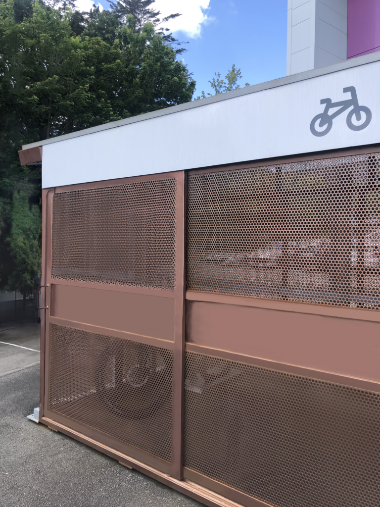porte sécurisée de la borne de recharge pour véhicule de mobilité douce par exemple des vélos électriques