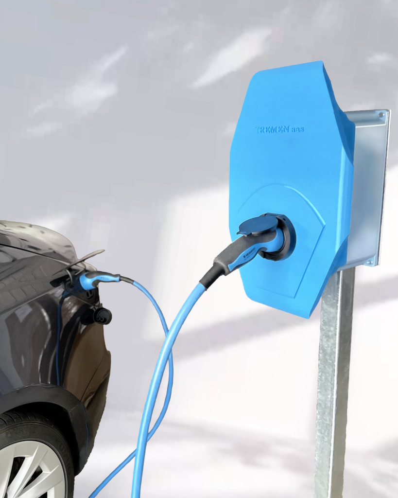 borne de recharge murale branchée à une voiture électrique