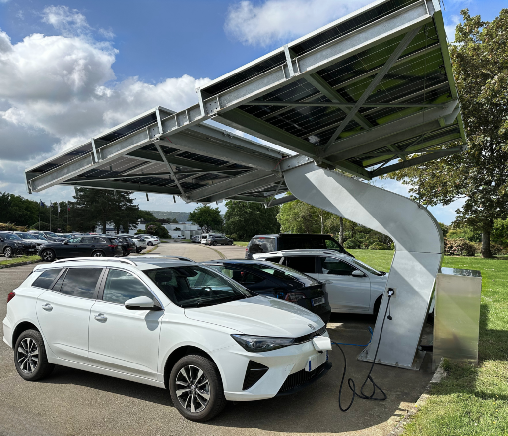 voiture électrique utilisant la borne de recharge autonome